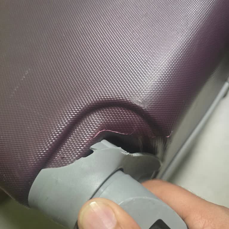 Anadolu Jet Kırılan Valizlerim İçin 1 Aydır Çözüm Sunmuyor, Muhatap Bulamıyorum