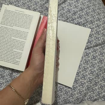 Aldığım Kitap Okurken Kendiliğinden İkiye Ayrıldı