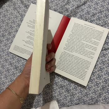 Aldığım Kitap Okurken Kendiliğinden İkiye Ayrıldı