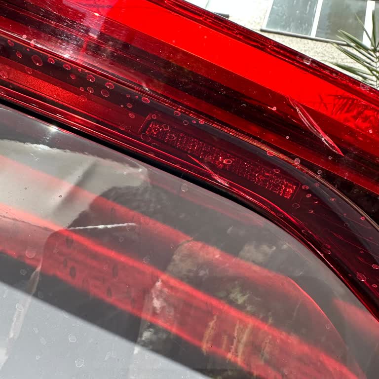 2024 Cupra Formentor Stop Lambası Kendi Kendine Çatladı, Servis Çözümü Belirsiz