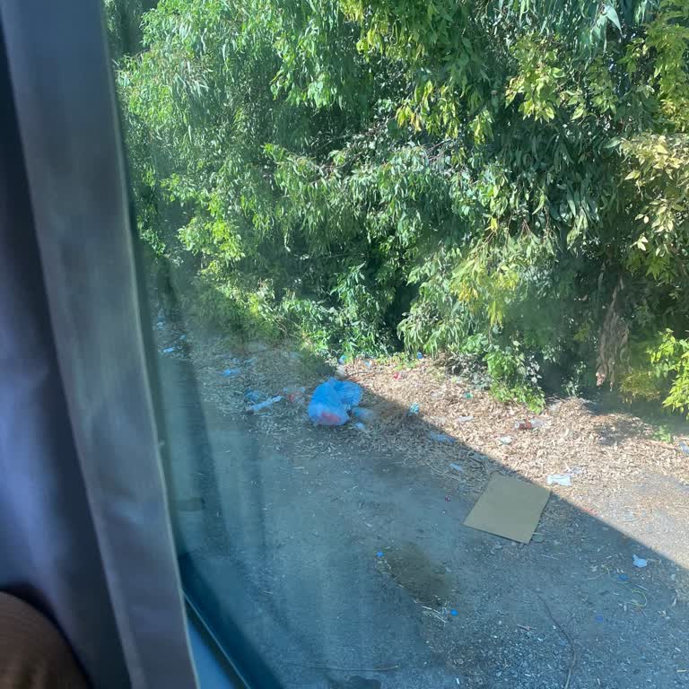 Pamukkale Otobüsünde Çöplerin Yol Kenarına Atılması