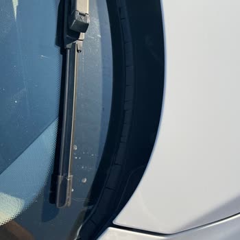 BMW 116ed Ön Cam Fitilinin Sebepsiz Çatlaması