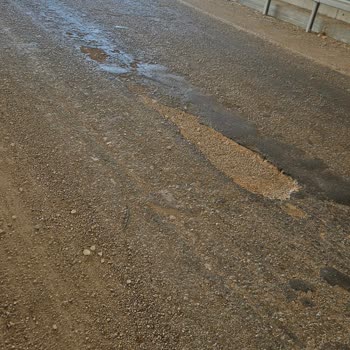 Yenişehir Girişindeki Üst Geçit Altında Görünmeyen Çukur Araçlara Zarar Veriyor