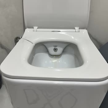 Klozet Kapağı Kırıldı, Bayi Muhatap Olmuyor Ve Değişim Talebi