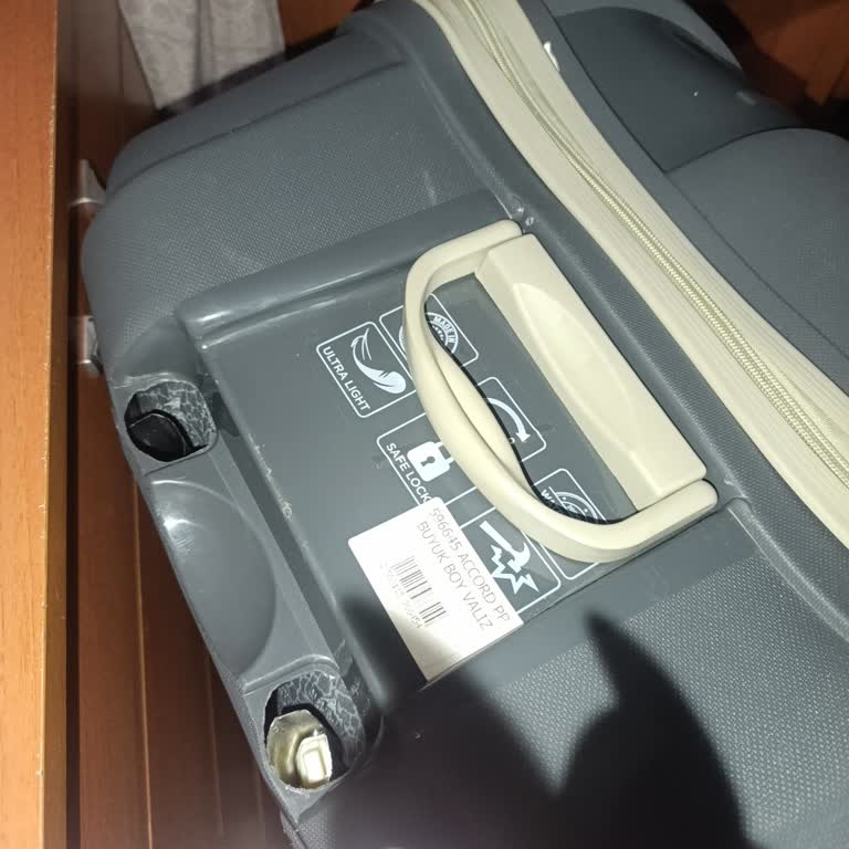 Garantili Valiz İlk Kullanımda Parçalandı, Mağduriyet Giderilmedi