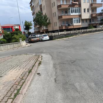 Kaldırımda Yürürken Aracın Üstümüze Sürülmesi Ve Sürücünün Agresif Tavrı