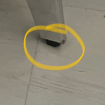 Bellona Koltuk Ayakları Parkeleri Çiziyor Ve Ezme Yapıyor