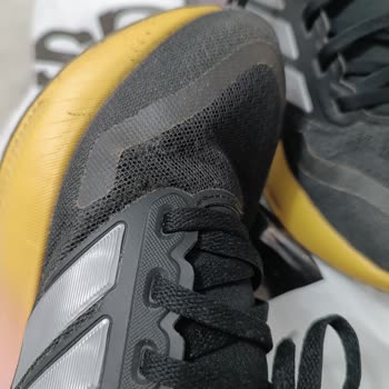 Adidas Ayakkabıda Kısa Sürede Yırtılma Ve İlgisiz Mağaza Süreci