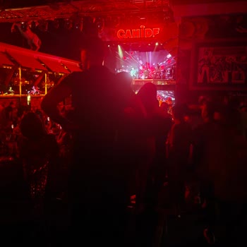 Özel Gecemizde Sahne Keyfini Güvenlikler Engelledi