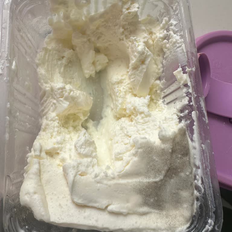 Küflenen Yoğurda İlgisiz Ve Sorumsuz Yaklaşım