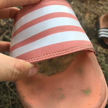 Adidas Terliğin Alt Kısmı Kısa Sürede Deforme Oldu