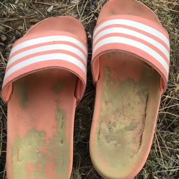 Adidas Terliğin Alt Kısmı Kısa Sürede Deforme Oldu