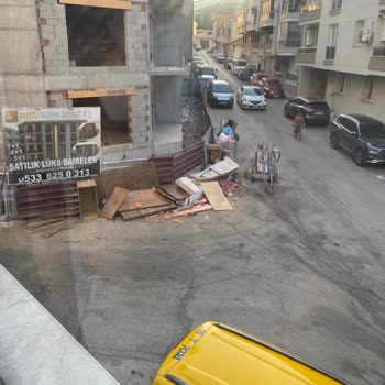 Yeşil Mahalle'de Çöp Toplanmaması Nedeniyle Oluşan Görüntü Kirliliği Ve Sağlık Riski