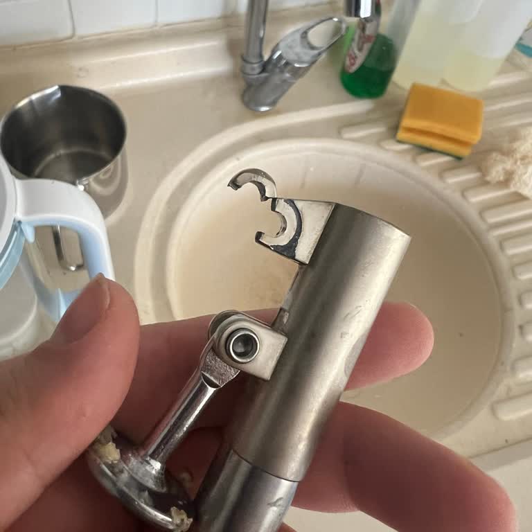 Çelik Sarımsak Ezici Kısa Sürede Kırıldı