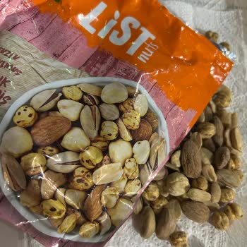 Bayat Ve Etiket Bilgileri Silinmiş Kuruyemiş Paketi Teslimatı