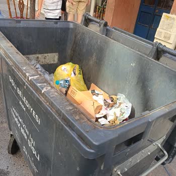 Şişli Belediyesi'nin Çöp Konteyneri Yerleşimi Halk Sağlığını Tehdit Ediyor