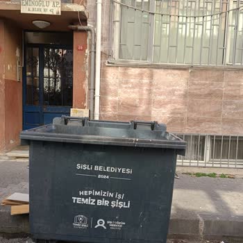 Şişli Belediyesi'nin Çöp Konteyneri Yerleşimi Halk Sağlığını Tehdit Ediyor