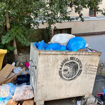 Yakacık Çarşı Mahallesinde Aylardır Alınmayan Çöpler Mahalleliyi Mağdur Ediyor