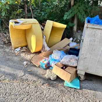 Yakacık Çarşı Mahallesinde Aylardır Alınmayan Çöpler Mahalleliyi Mağdur Ediyor