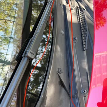 BMW F20 Ön Cam Silecek Altı Bakalit Parça Çürümesi Ve Değişim Talebi