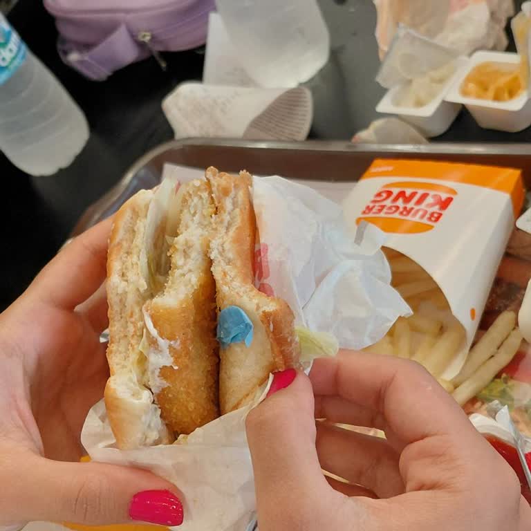 Hamburgerin İçinden Cerrahi Eldiven Çıktı, Personel Duyarsız Davrandı