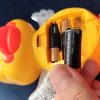 Yeni Alınan Pil Oyuncakta Eriyor: Çocuğum Tehlikedeydi!