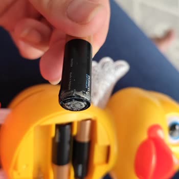 Yeni Alınan Pil Oyuncakta Eriyor: Çocuğum Tehlikedeydi!