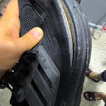 Adidas Ayakkabının Tabanı Kısa Sürede Ayrıldı