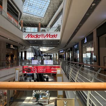 Nata Vega AVM'de Oturma Alanlarının Yetersizliği Ziyaretçileri Mağdur Ediyor