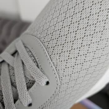 Kısa Sürede Dikiş Atan Ayakkabıya Skechers'tan Yetersiz Destek