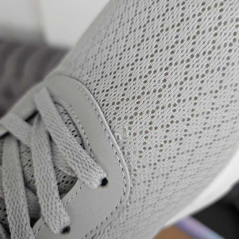 Kısa Sürede Dikiş Atan Ayakkabıya Skechers'tan Yetersiz Destek