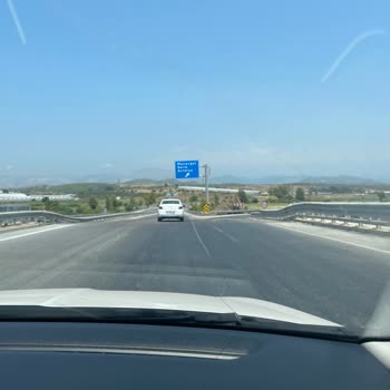 Balayı Otelinde Valeye Verilen Aracın Camı Çatladı