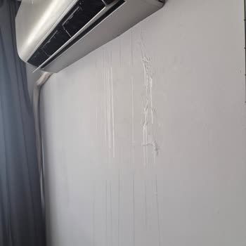 Kısa Bırakılan Tahliye Hortumu Yüzünden Klimadan Su Sızması Ve Zarar