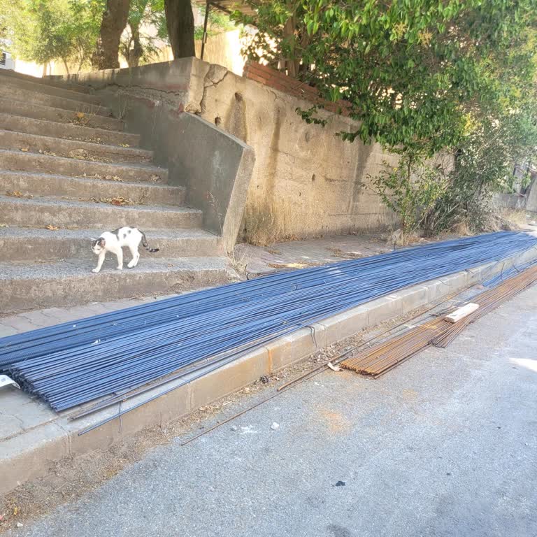 Maltepe Belediyesi Vatandaşın Yürüdüğü Kaldırım İşgal Edilmiş Durumda!