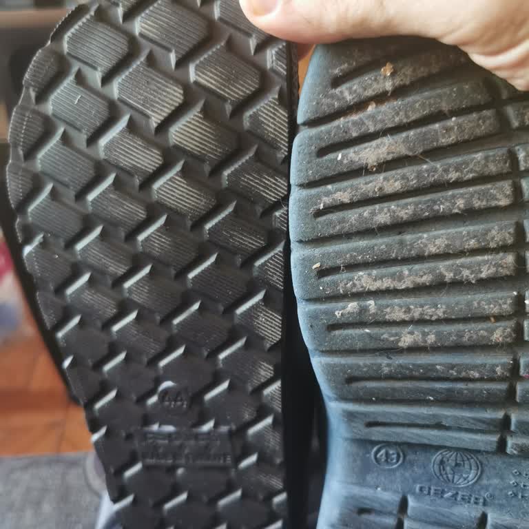 Trendyol'dan Aldığım Gezer Terlik Hem Markasız Hem De Yanlış Numara Geldi