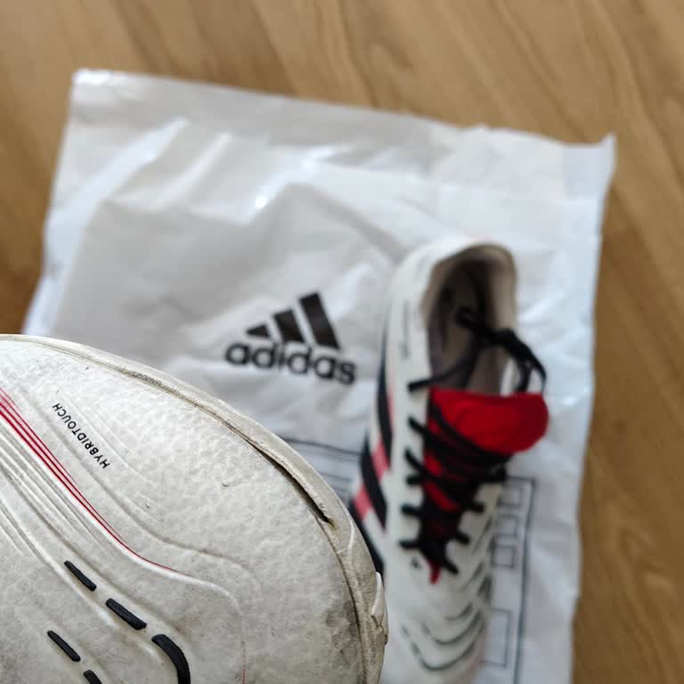 Adidas Halı Saha Ayakkabısının Kısa Sürede Yırtılması Ve Olumsuz Ürün İnceleme Süreci