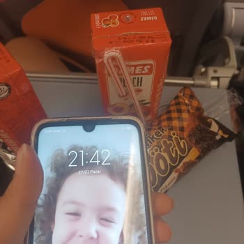 Ajet Uçuşunda Rötar Ve Yetersiz İkram Nedeniyle Yaşanan Mağduriyet