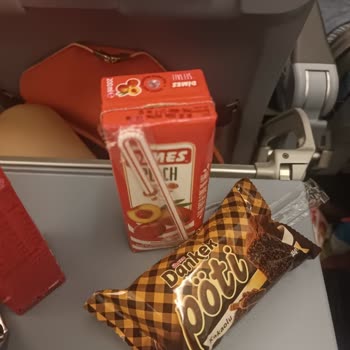 Ajet Uçuşunda Rötar Ve Yetersiz İkram Nedeniyle Yaşanan Mağduriyet