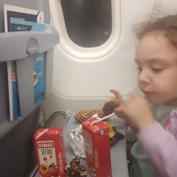 Ajet Uçuşunda Rötar Ve Yetersiz İkram Nedeniyle Yaşanan Mağduriyet