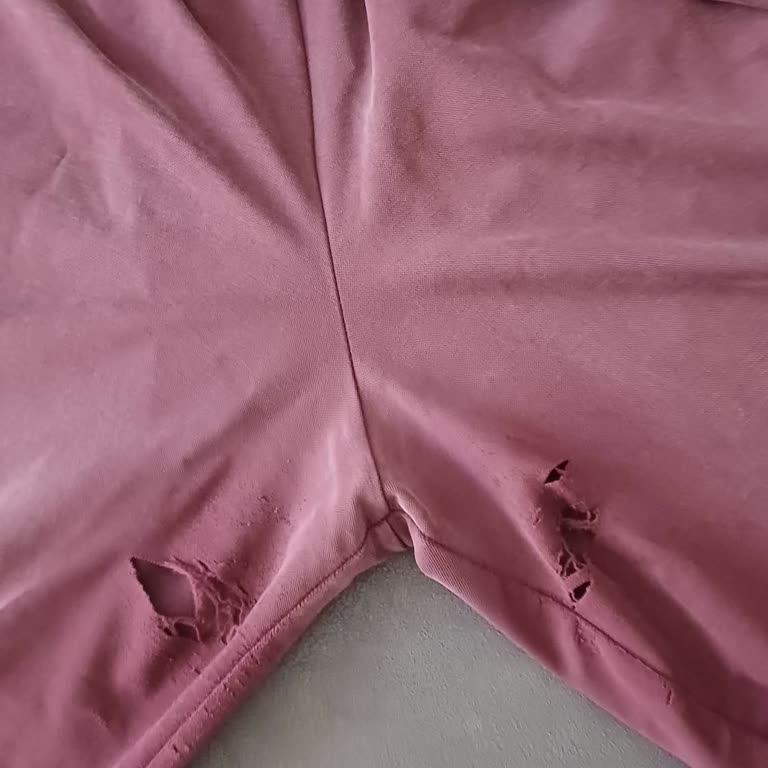 Üç Kullanımda Yırtılan Eşofman Takımına Mağaza Sahip Çıkmadı