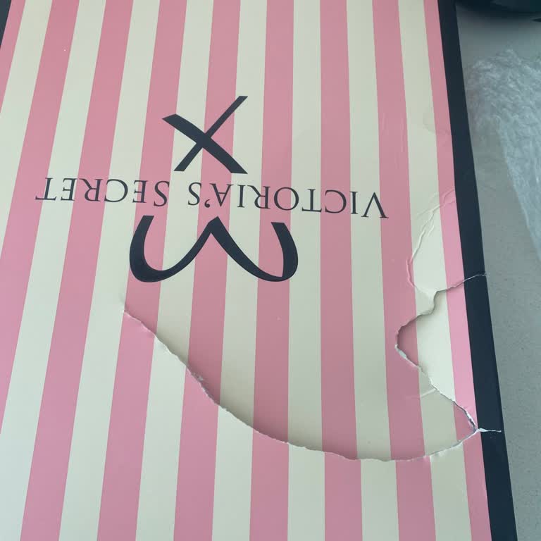 Yurtiçi Kargo Ücretli Hediye Kutusu Yırtık Teslim Edildi, Özensiz Taşıma Hayal Kırıklığı Yarattı