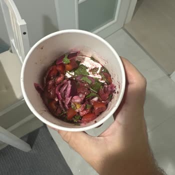 Sipariş Edilen Salatanın Kötü Kalitede Ve Yetersiz Gönderilmesi