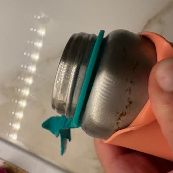 Bebekler İçin Satılan Matarada Şok Eden Paslanma!