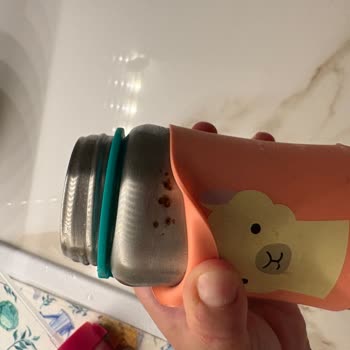 Bebekler İçin Satılan Matarada Şok Eden Paslanma!