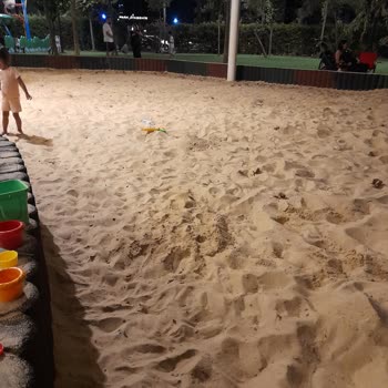 Çocuk Kum Alanında Kötü Koku Ve Oturma Sorunu
