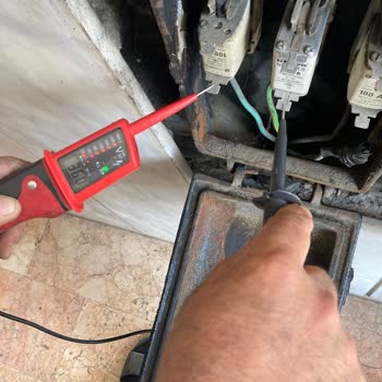 Elektrik Dalgalanması Cihazlarımı Tehlikeye Atıyor, Ayedaş Sorunu Çözmüyor