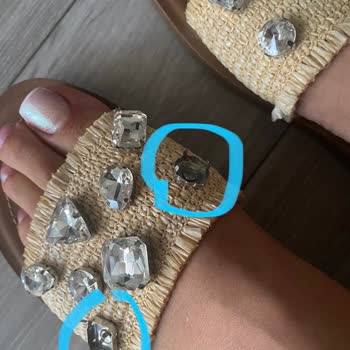 Yüksek Ücretli Derimod Terliğin Taşları 3 Günde Döküldü Değişim Reddedildi