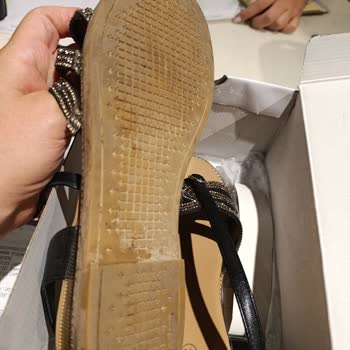 Bir Günlük Sandaletin Kusurları Ve Hayal Kırıklığı