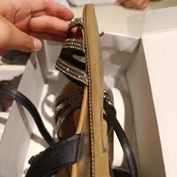 Bir Günlük Sandaletin Kusurları Ve Hayal Kırıklığı