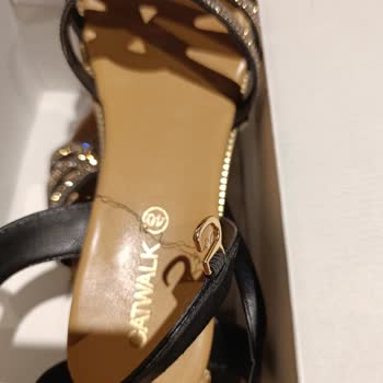 Bir Günlük Sandaletin Kusurları Ve Hayal Kırıklığı